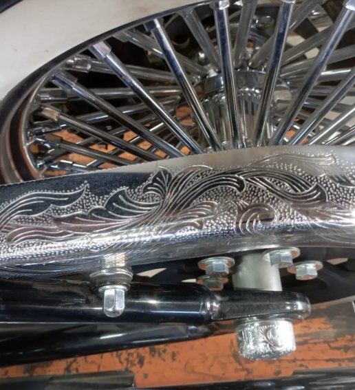Peças cromadas com gravação artística em moto custom