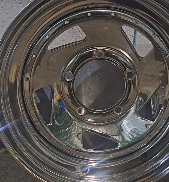 Roda de ferro cromada com acabamento espelhado